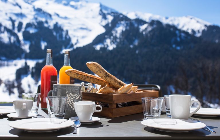 Petit déjeuner en exterieur au Chalet La Douceur à La Clusaz